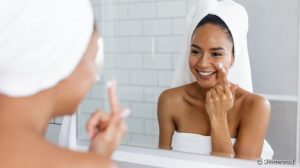 Leia mais sobre o artigo Rotina de skincare anti-idade: 4 passos práticos para prevenir e minimizar os sinais do envelhecimento