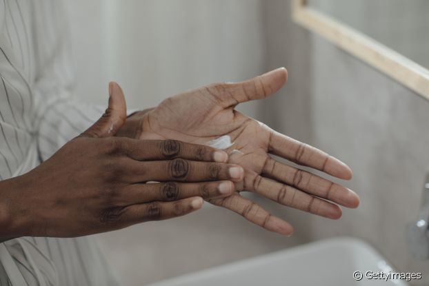 Read more about the article Três dicas de como cuidar das mãos secas e manter a pele hidratada