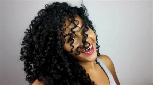 Leia mais sobre o artigo Caspa no cabelo crespo: O que fazer para tratar?