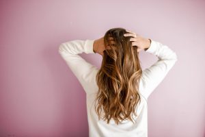 Leia mais sobre o artigo Calvície feminina: conheça os sinais e o tratamento