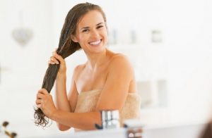 Leia mais sobre o artigo Hidratação capilar no verão? Como fazer!